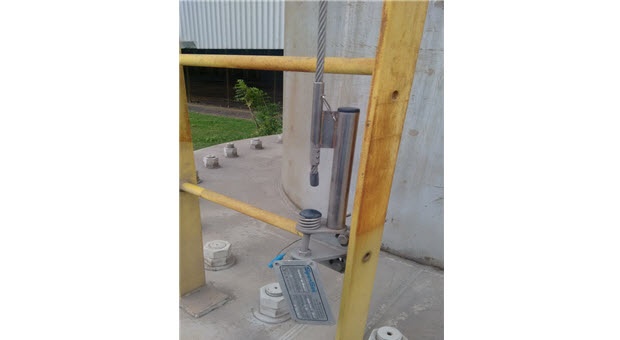 fixacao_vertical_do_cabo_na_escada_marinheiro